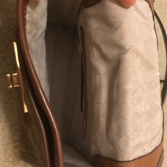 Authentic Michael Kors Crossbody - Picture 4 of 5